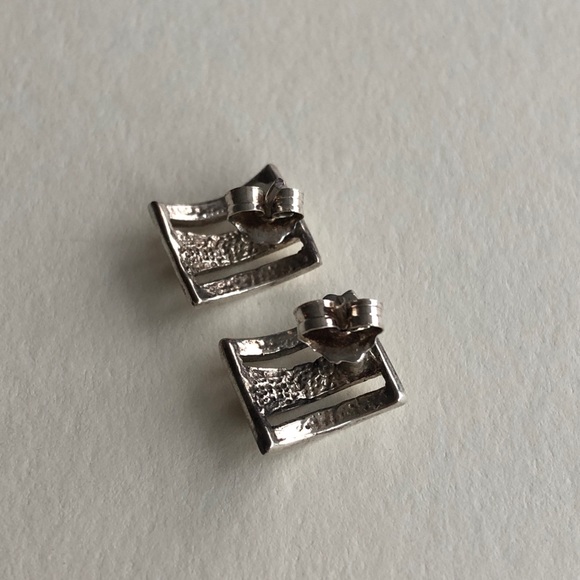Sterling silver square minimal post earrings - Picture 5 of 11